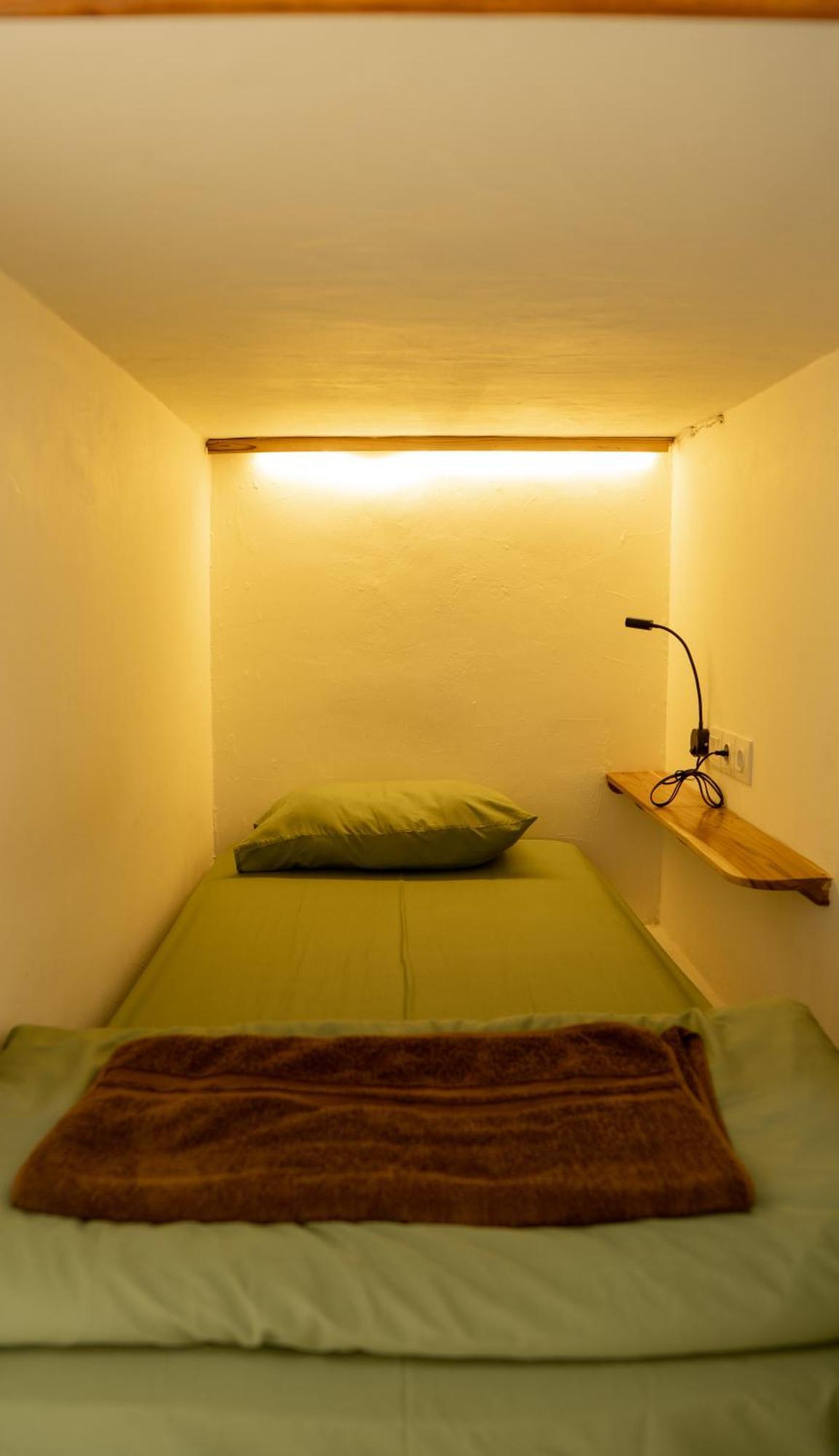 Lost Inn Kuta Capsule Hostel Buitenkant foto