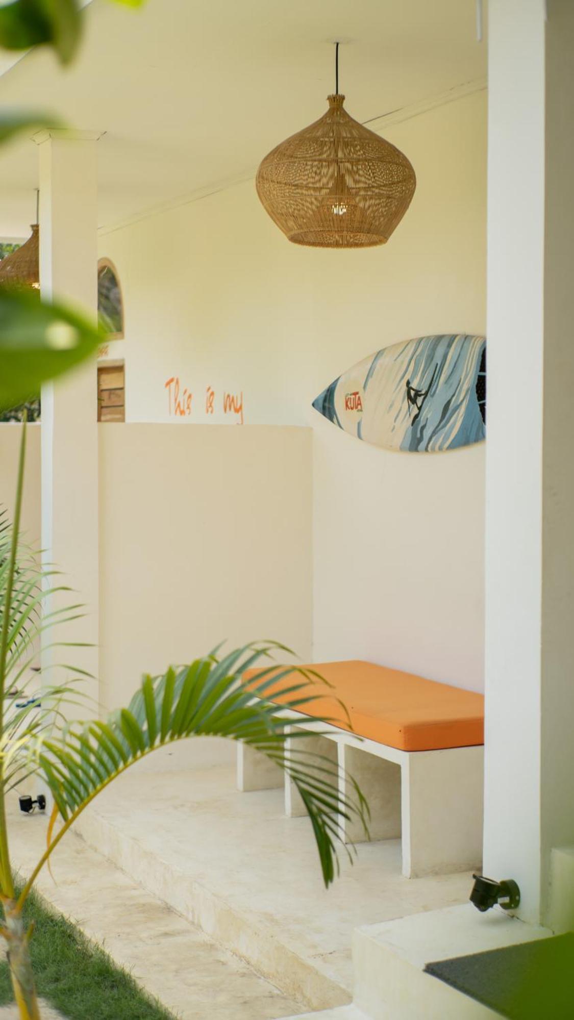 Lost Inn Kuta Capsule Hostel Buitenkant foto